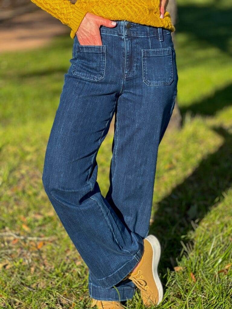 woman wearing patch pocket jeans