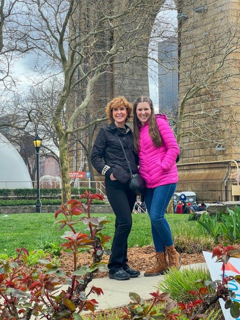 mother daughter at roosevelt island in nyc