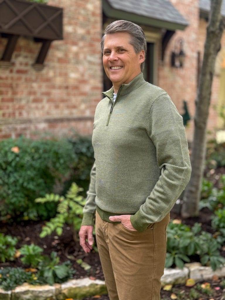 man wearing untuckit pullover in green from side